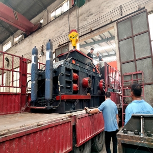 2PG1500x1000大型液壓對(duì)輥破碎機(jī)第二臺(tái)發(fā)往云南昆明